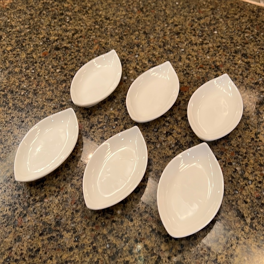 Set of six tiny dishes